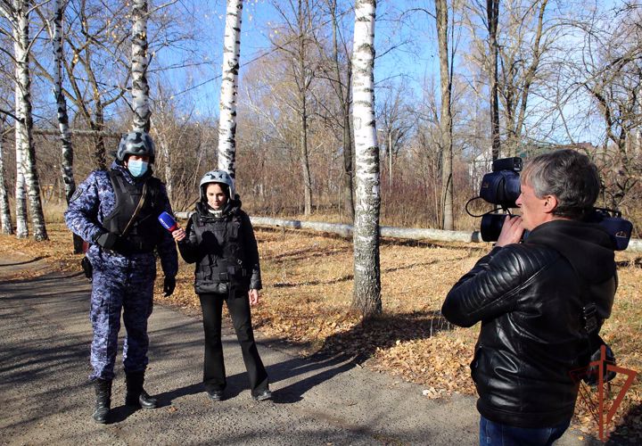 В преддверии Дня вневедомственной охраны журналист республиканского телеканала стала росгвардейцем на один день